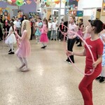 1. Taniec z hula hop klasa 3A i 3B.