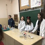 8. Uczniowie i absolwenci podczas dnia otwartego - pracownia chemiczna.