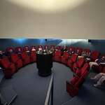 Dzieci siedzące w fotelach w Planetarium.