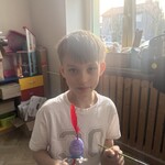 Uczen klasy 1A ze swoją ozdobą.