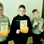 Laureaci i uczestnicy konkursu z dyplomami za udział w konkursie.