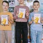 Laureaci i uczestnicy konkursu z dyplomami za udział w konkursie.