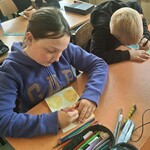 Uczniowie klasy IIIa w trakcie tworzenia prac plastycznych.
