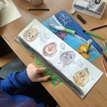 Uczniowie klasy IIIa w trakcie tworzenia prac plastycznych.