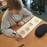 Uczniowie klasy IIIa w trakcie tworzenia prac plastycznych.