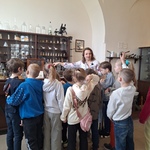 Uczniowie klasy 2b w muzeum podczas zwiedzania