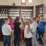 Uczniowie klasy 2b w muzeum na tle wystawy