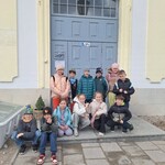 Uczniowie klasy 2b przed drzwiami muzeum