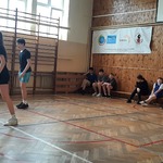 zawodnicy w trakcie meczu na tle drużyn czekających na swój start
