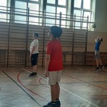 zawodnicy grupy młodszej w trakcie meczu, w oddaleniu wykonanie serwisu przez zawodnika z klasy szóstej