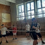 zawodnicy klasy szóstej przy siatce w trakcie akcji