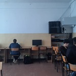 Uczniowie przy komputerach odpowiadający na pytania konkursowe Trzymaj Formę