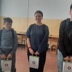 Uczniowie z nagrodami po ukończeniu II etapu konkursu Trzymaj Formę