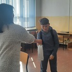 Odbieranie nagród przez uczniów po II etapie konkursu Trzymaj Formę