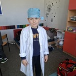 Odpowiedni strój do działań medycznych.