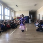 Uczennica klasy 3A podczas Eko Pokazu.