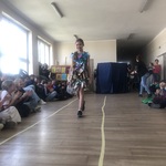 Uczennica klasy 4B podczas Eko Pokazu.