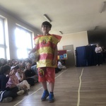 Uczeń klasy 4A podczas Eko Pokazu.