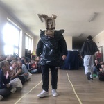 Uczeń klasy 5 podczas Eko Pokazu