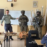 Funkcjonariusz pokazuje wyposażenie funkcjonariuszy z Grupy Zabezpieczenia Działań PUCS w Białymstoku