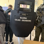 Uczeń trzymający tarczę szturmową