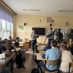 Funkcjonariusze opowiadają  dlaczego nielegalny handel okazami CITES jest groźny dla przyrody, pokazując przy tym okazy z przemytu