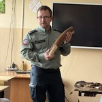 Funkcjonariusz trzymający kawałek rogu mamuta, który wzbudził spore zainteresowanie