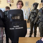 Uczeń trzymający tarczę szturmową