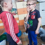 Chłopcy przedstawiają scenkę o zdziwieniu