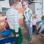 Chłopcy przedstawiają scenkę o złości