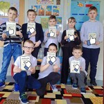 Uczestnicy konkursu pozują do zdjecia z dyplomami w rękach.