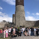 Wycieczka w Góry Świętokrzyskie - grupa na zamku w Chęcinach