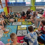Kl.Ib z uwagą słucha ksiązki czytanej przez nauczyciela o emocjach.