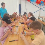 Uczniowie klasy 2b podczas warsztatów zdobienia bidonów.