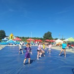 Wspólna gra w piłkę uczniów klasy 2b.