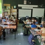 Uczniowie klasy Ia siedzący w ławkach w trakcie spotkania