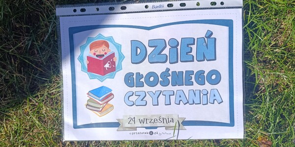 Kartka z napisem  Dzień głośnego czytania