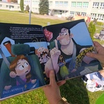 Klasa Ib podczas słuchania książki o tacie Oli który umie wszystko zrobić.