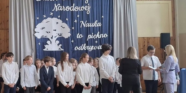 Wręczanie stypendiów uczniom.