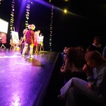 Uczniowie w kostiumach teatralnych na scenie Opery.