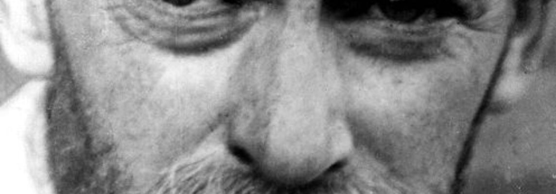 Zdjęcie przedstawia czarno-białą twarz Janusza Korczaka