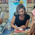 G. Bramska składa autograf..jpg