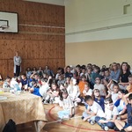 G. Bramska udziela odpiedzi na pytania zadane bezpośrednio przez uczniów szkoły.20230925_112501.jpg