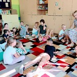 uczniowie klasy Ia z zaciekawieniem słuchają opowiadań czytanych przez Panią bibliotekarkę