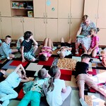 uczniowie klasy Ia z zaciekawieniem słuchają opowiadań czytanych przez Panią bibliotekarkę