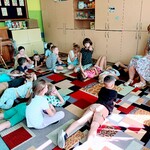 uczniowie klasy Ia z zaciekawieniem słuchają opowiadań czytanych przez Panią bibliotekarkę
