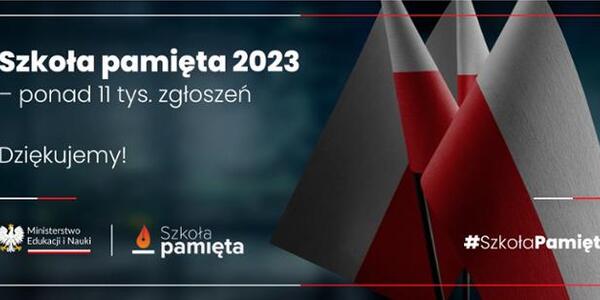 Grafika - na szaroniebieskim tle dwie polskie flagi, obok napis Szkoła pamięta 2023 - ponad 11 tys. zgłoszeń.