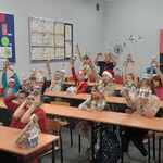 Radość uczniów klasy IIa po otrzymaniu prezentów.