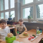 Uczniowie klasy 3 dumni ze swoich kanapek.