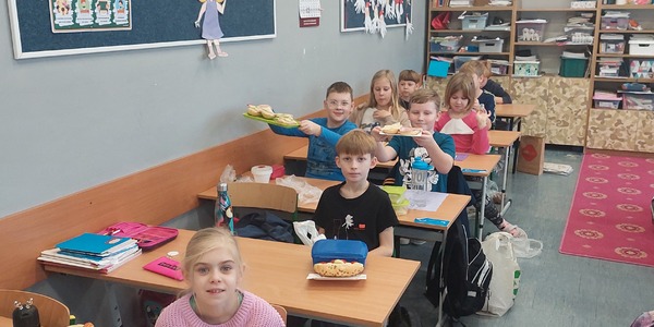 Uczniowie klasy 3 dumni ze swoich kanapek.
